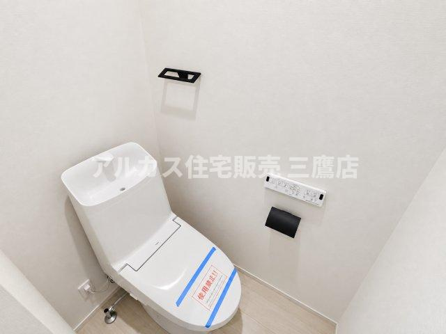 調布市東つつじケ丘2丁目 新築戸建 京王線 つつじヶ丘駅 のトイレ|白を基調とした清潔感あふれるトイレ空間。手洗い付き便器と壁面リモコンを備え快適に使用できます。