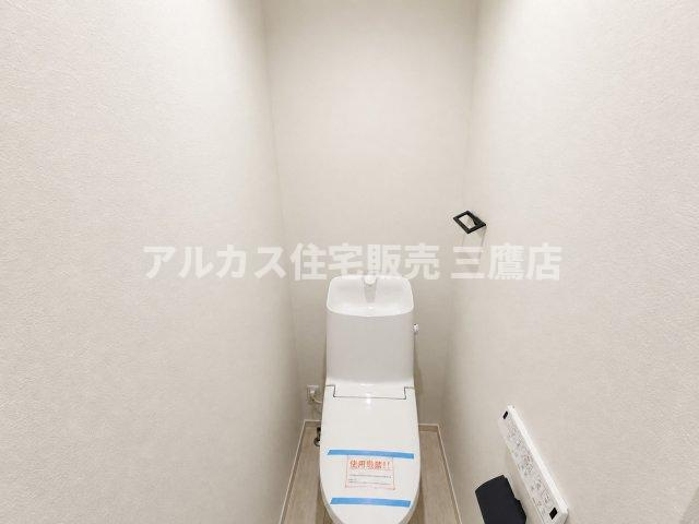 調布市東つつじケ丘2丁目 新築戸建 京王線 つつじヶ丘駅 のトイレ|シンプルで清潔感のあるトイレ空間。手洗い付き便器と壁面リモコンを備え快適に使用できます。