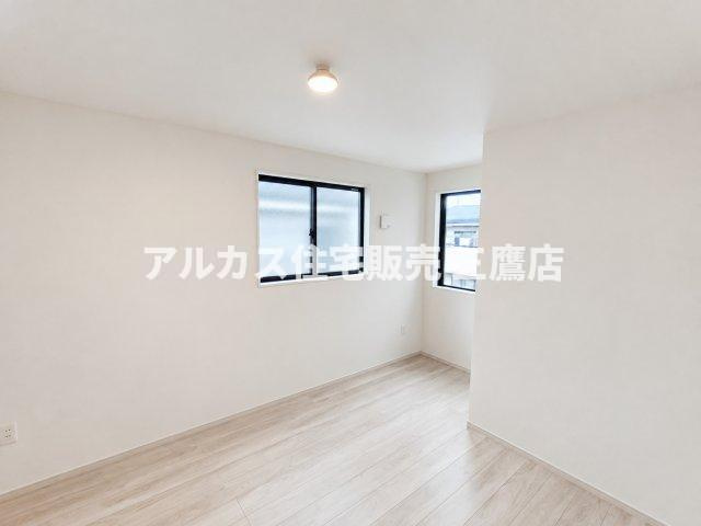 調布市東つつじケ丘2丁目 新築戸建 京王線 つつじヶ丘駅 の洋室|2面採光で明るく開放感あふれる洋室。