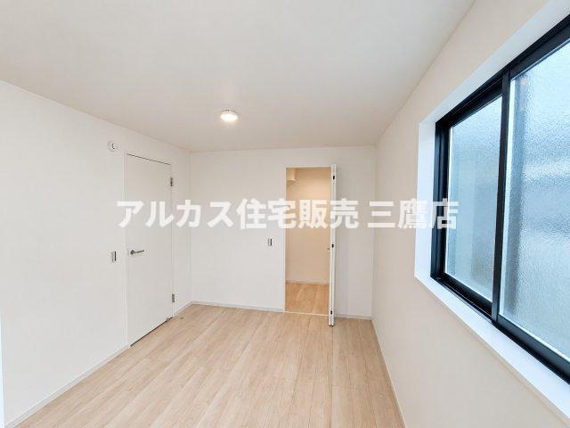 調布市東つつじケ丘2丁目 新築戸建 京王線 つつじヶ丘駅 の洋室|居室からウォークインクローゼットへスムーズに移動できる利便性の高い間取り。
