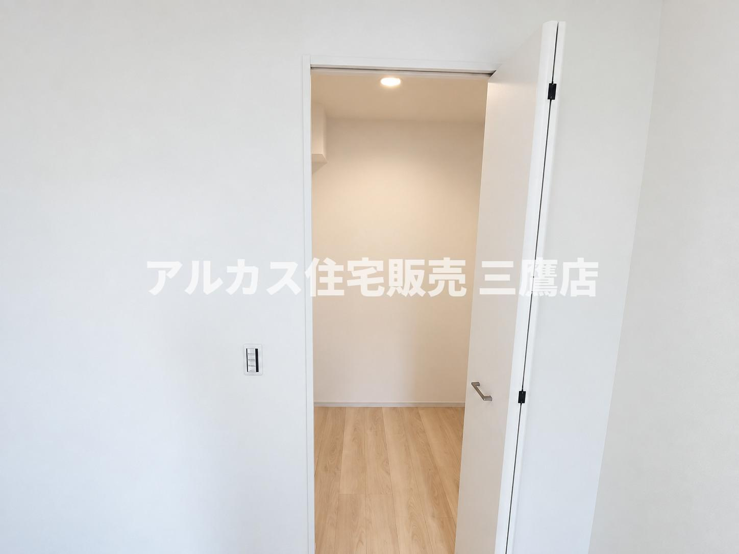調布市東つつじケ丘2丁目 新築戸建 京王線 つつじヶ丘駅 の収納|服や季節の荷物をすっきりと整理できるウォークインクローゼット。