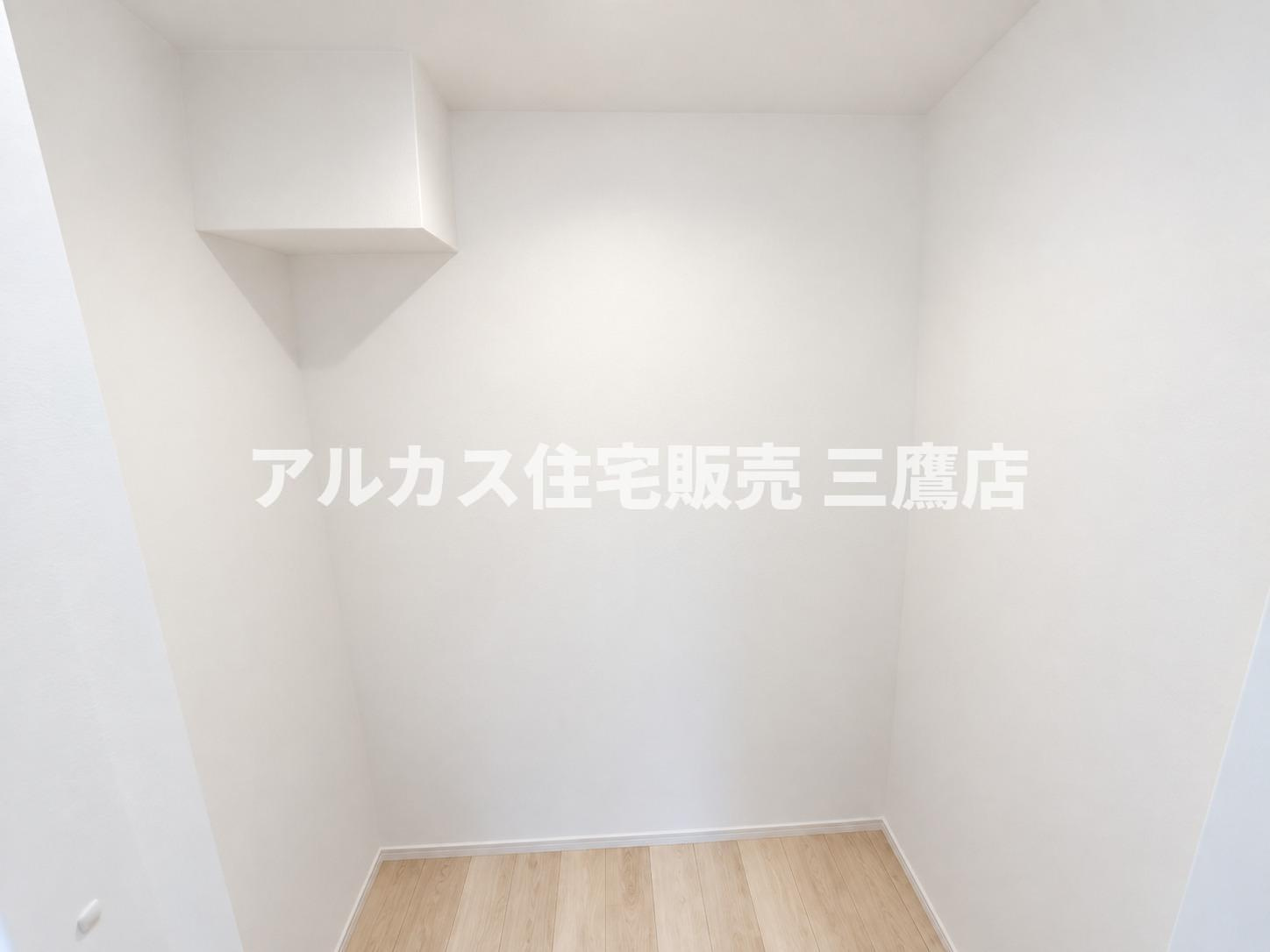 調布市東つつじケ丘2丁目 新築戸建 京王線 つつじヶ丘駅 の収納|空間をスマートに活用できる、奥行きのあるウォークインクローゼット。