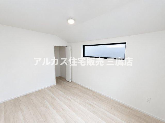 調布市東つつじケ丘2丁目 新築戸建 京王線 つつじヶ丘駅 の洋室|奥行きがある収納を備えた、すっきり暮らせる洋室空間。