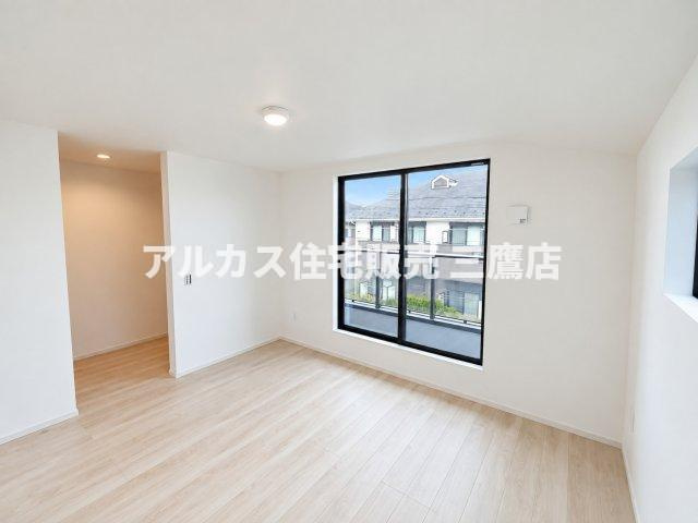 調布市東つつじケ丘2丁目 新築戸建 京王線 つつじヶ丘駅 の洋室| ウォークインクローゼットが隣接し、衣類や小物をたっぷりと収納できるお部屋。