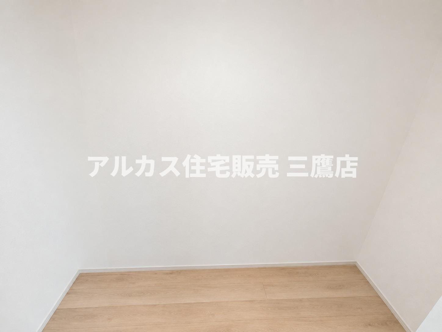 調布市東つつじケ丘2丁目 新築戸建 京王線 つつじヶ丘駅 の収納| 衣類やシーズンオフの荷物もまとめて整理できるゆとりのウォークインクローゼット。