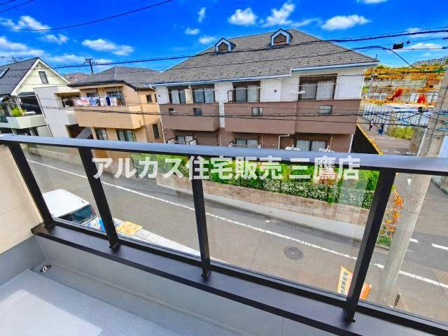 調布市東つつじケ丘2丁目 新築戸建 京王線 つつじヶ丘駅 のバルコニー|開放的な透明パネルを採用したバルコニー。手すり越しに周囲の街並みや青空を見渡せる心地よい空間です。