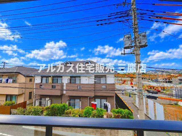 調布市東つつじケ丘2丁目 新築戸建 京王線 つつじヶ丘駅 の展望|バルコニーからの爽やかな眺望。空が大きく広がり心地よい風を感じられる空間です。