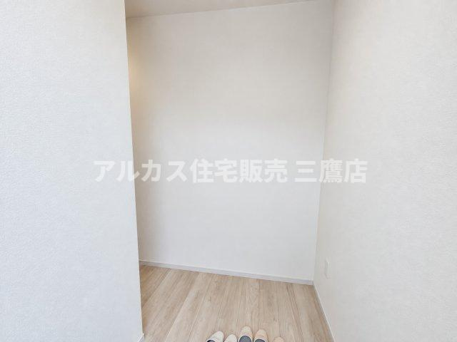 調布市東つつじケ丘2丁目 新築戸建 京王線 つつじヶ丘駅 の玄関|① 姿見のついた大型シューズボックスを備えた明るい玄関。家族全員の靴をすっきりと収納できます。
