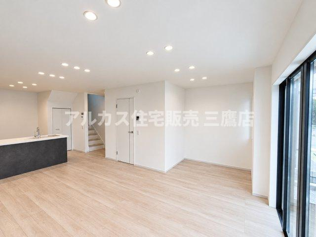 調布市東つつじケ丘2丁目 新築戸建 京王線 つつじヶ丘駅 の居間・リビング|採光に優れた明るいリビング空間。スタイリッシュな対面キッチンと階段への導線が確保された間取りです。