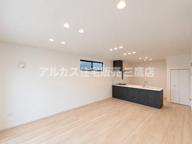 調布市東つつじケ丘2丁目 新築戸建 京王線 つつじヶ丘駅 の居間・リビング|明るく開放感あふれるリビングダイニング。対面式キッチンでご家族との会話を楽しみながら作業できます。