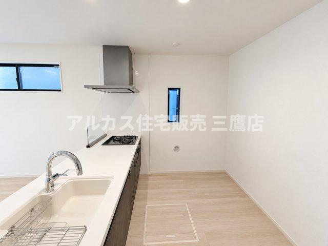 調布市東つつじケ丘2丁目 新築戸建 京王線 つつじヶ丘駅 のキッチン|作業スペースにゆとりがあるキッチン背面スペース。小窓から光が差し込み明るい空間で調理を行えます。