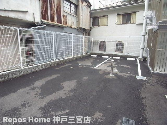 エステムコート三宮駅前Ⅲマジェスティの駐車場