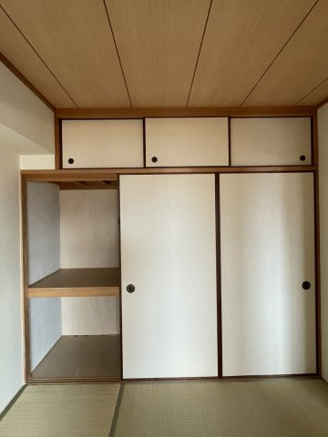 ライオンズマンション道後公園第2の和室|枕棚付きで空間を有効活用できる押入があり、かさばる荷物も上手に整理整頓してお部屋を広く使えます。