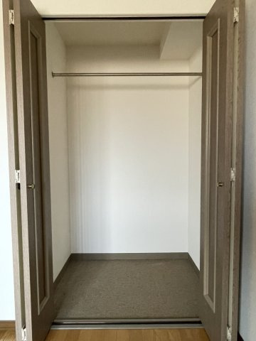 ライオンズマンション道後公園第2の収納|ハンガーパイプ付きのクローゼットは、丈の長い衣類もシワを気にせず綺麗に掛けて収納できて便利です。