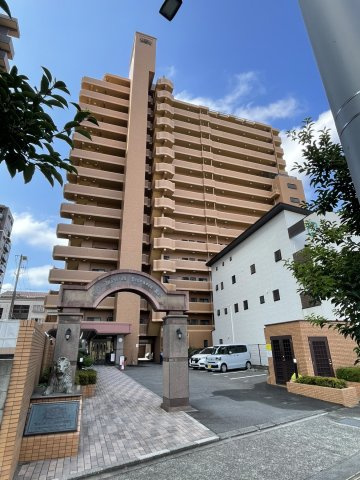 ライオンズマンション道後公園第2の外観|落ち着いた茶系のタイル貼りが印象的な、地上１５階建ての重厚感あふれる外観のマンションです。
