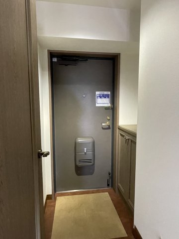 ライオンズマンション道後公園第2の玄関|落ち着いた雰囲気で迎えてくれる玄関は、帰宅した瞬間にホッとできるような温かみを感じる空間です。