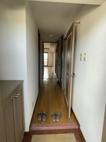 ライオンズマンション道後公園第2のその他|各お部屋へと繋がる廊下は、プライベート空間をゆるやかに仕切りつつ、生活の動線をしっかりと確保。