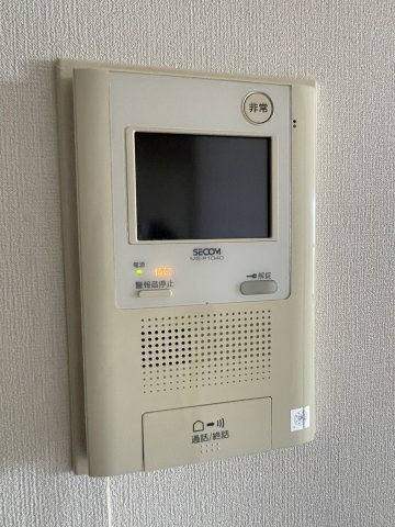 ライオンズマンション道後公園第2の防犯設備|相手の姿が見えるインターホンなら、不審な訪問を未然に防ぎやすく、プライバシーもしっかり守れます。