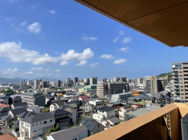ライオンズマンション道後公園第2の展望|９階の南西方面は遮るものがなく、松山市内の街並みから遠くの山々まで一望できる開放的な景色です。