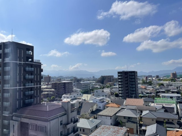 ライオンズマンション道後公園第2の展望|遠くの景色まで視線が抜ける南東側の眺望は、お部屋の中にいながらにして開放的な気分を味わえるのが魅力。