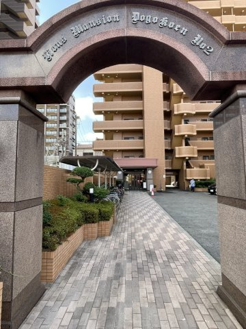 ライオンズマンション道後公園第2の外観|レンガ調のタイルが敷き詰められた美しいアプローチが、住まう方やゲストを温かく迎えてくれる住まい。