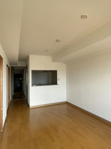 ライオンズマンション道後公園第2の居間・リビング|ナチュラルな色合いの内装でまとめられており、お手持ちの家具とも合わせやすい落ち着いた雰囲気です。