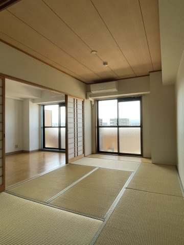 ライオンズマンション道後公園第2の和室|南向きの明るい和室はリビングと繋げて使え、お昼寝や来客時など多用途に活躍する心地よい空間です。