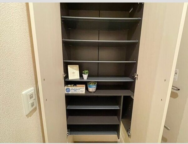 ウエスト サイド レジデンスの玄関