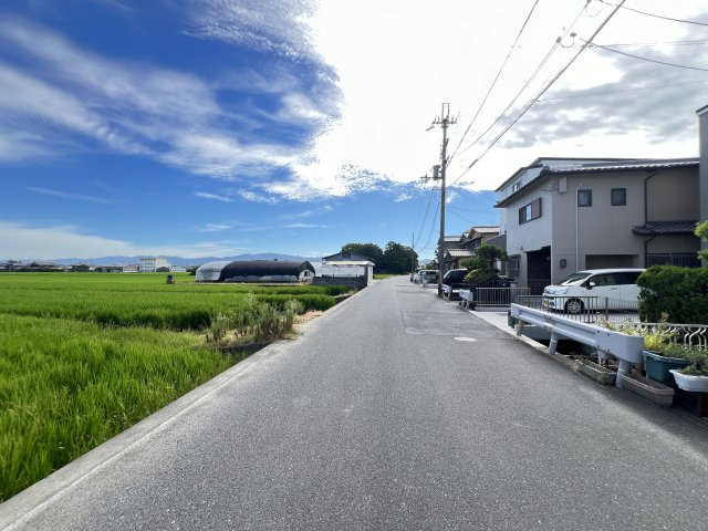 売地　橿原市新口町の前面道路含む現地写真