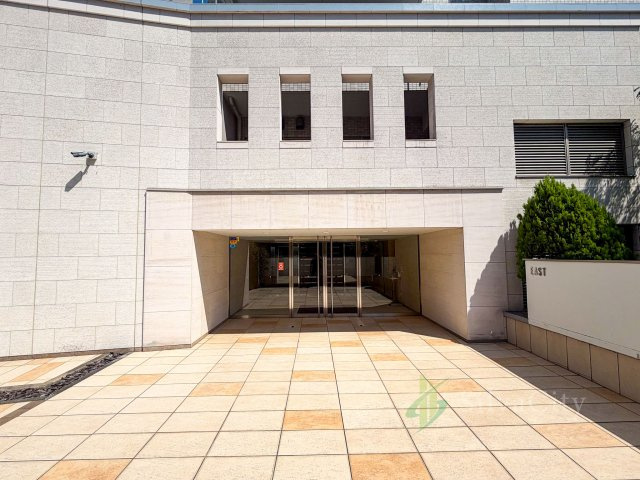 グレンパーク駒場EASTのエントランス