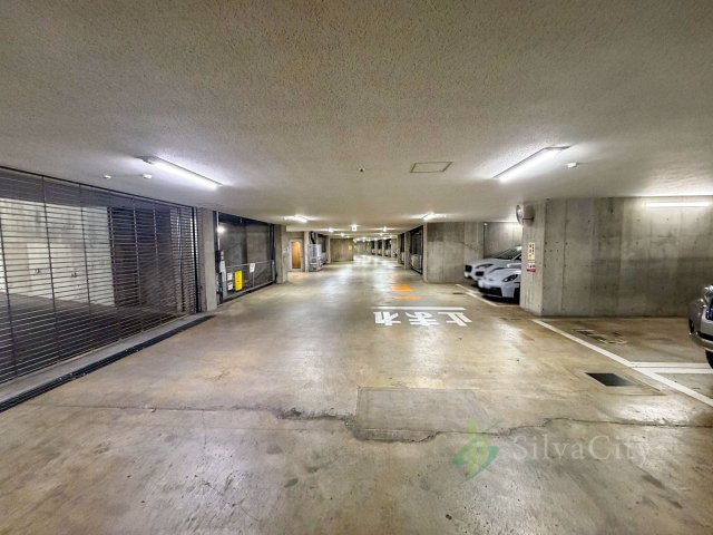 グレンパーク駒場EASTの駐車場