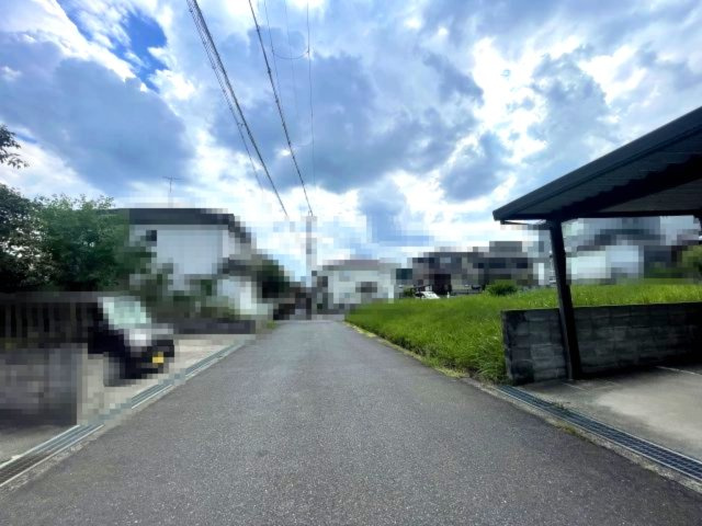 甲賀市水口町山中古戸建の前面道路含む現地写真