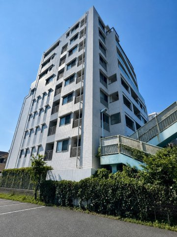 サンクタスガーデン砧の外観|流行に左右されず、将来にわたって価値が継続する「上質」な佇まい。おしゃれな雰囲気や自然の潤い、親しみやすさといった個性が街に新たな価値をもたらしています。