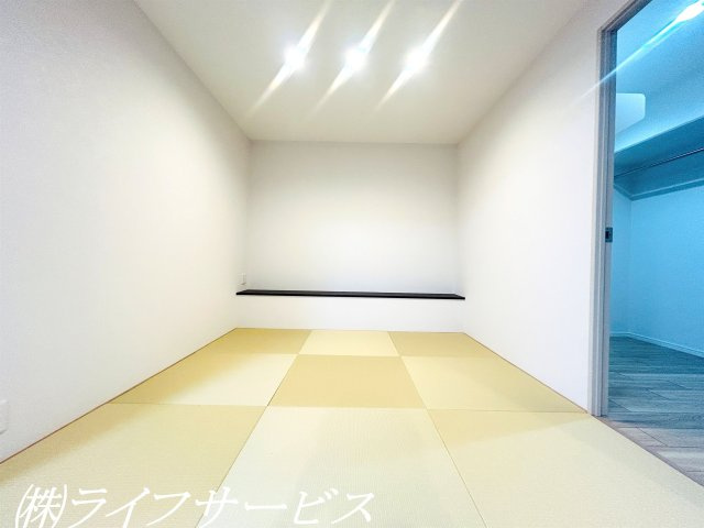 【居間・リビング】 | エバーグリーン淀川３号館 | リビングに和室コーナーあり