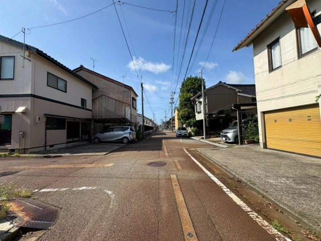 小松市本鍛冶町　中古住宅の前面道路含む現地写真