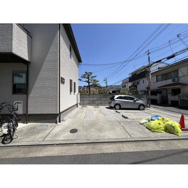 ルミエール西山本の駐車場