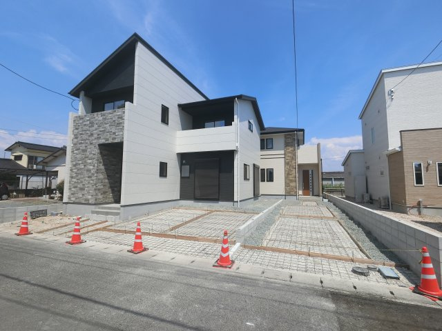 佐賀市八丁畷町1期　2号棟の前面道路含む現地写真