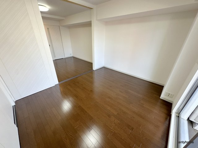 ドゥーエなんば南　仲介手数料無料の居間・リビング