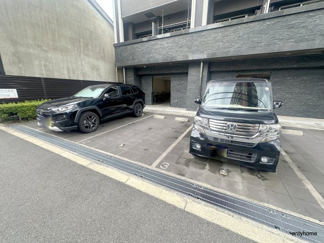 レジュールアッシュ九条　仲介手数料無料の駐車場