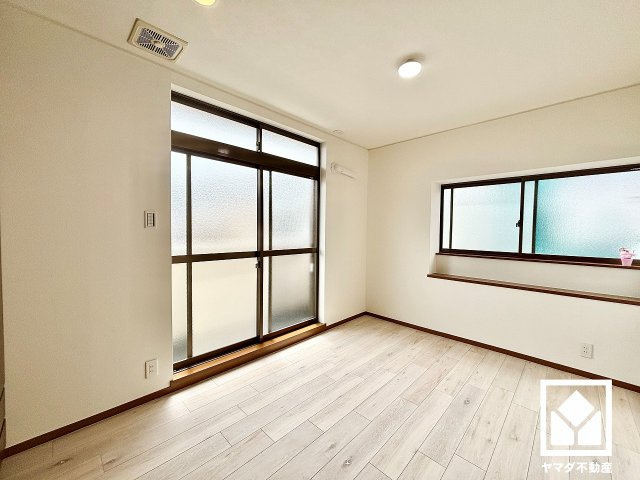 尼崎市上ノ島町１丁目の洋室|約6帖の2階洋室です。バルコニーにつながるお部屋で、通風・陽当たり良好。2面採光の大きな窓から明るい光が降り注ぎます。柔らかな光が差し込むお部屋で、快適で落ち着いた生活をお送りいただけます。