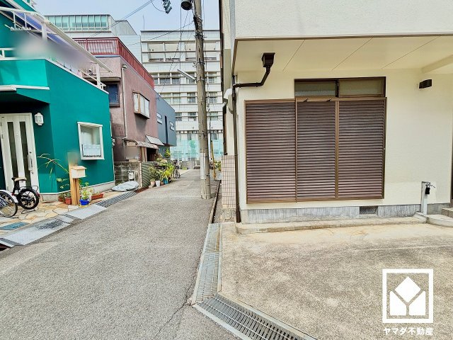 尼崎市上ノ島町１丁目のその他|リビングや2階居室の一部窓は雨戸付きでセキュリティやプライバシーにも配慮されています。台風などの飛来物対策としても役立つ設備で、日々の暮らしをサポートします。