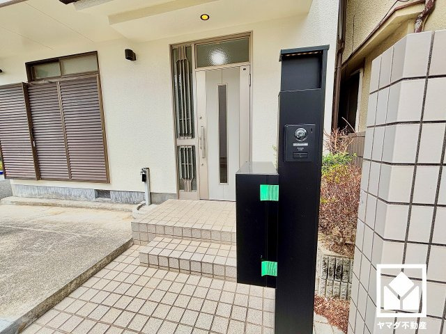 尼崎市上ノ島町１丁目の外観|袖や欄間、ドアのスリット窓から光が差し込み、外出時にも帰宅時にも、明るい気持ちになれる玄関です。