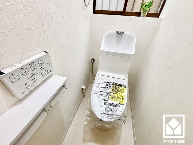 尼崎市上ノ島町１丁目のトイレ|落ち着いたデザインと使いやすさを兼ね備えたトイレです。2連トイレットペーパーホルダーなのでお取替えの手間も軽減できます。毎日使う場所だからこそ、快適性にも配慮されています。