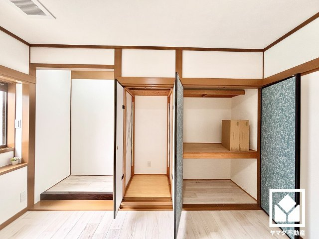 尼崎市上ノ島町１丁目の収納|約8帖の2階洋室の収納スペースです。床の間も備えており、生け花や季節の飾り付けを楽しめるほか、「見せる収納」を活かして趣味のアイテムなどを飾る場などとしてもご活用いただけます。