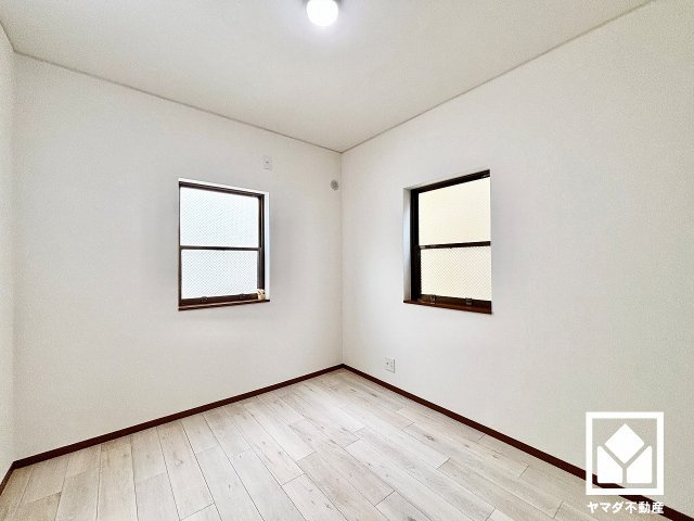 尼崎市上ノ島町１丁目の子供部屋|約4.5帖の2階洋室です。お子様のお部屋などにも丁度良い広さです。独立したお部屋なのでプライベートな時間をゆったり過ごせそうです。