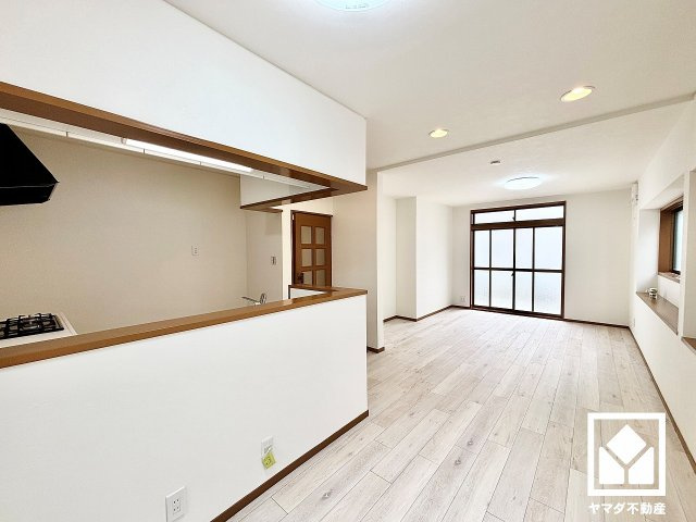 尼崎市上ノ島町１丁目の居間・リビング|リフォーム内容①　新調：1階・2階トイレ、システムキッチン、キッチンパネル、インターホン、ユニットバス、ダウンライト、洗面化粧台／貼替：クロス、洗面室・トイレCF、フロアタイル