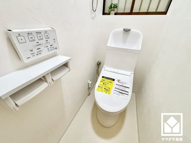 尼崎市上ノ島町１丁目のトイレ|明るく清潔感溢れるトイレです。1階・2階の2か所に設置されているので、朝の忙しい時間帯も混雑を避けやすい間取りです。温水洗浄便座付きで、季節を問わずいつでも温かい便座をお使いいただけます。