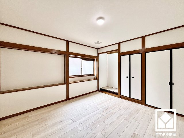 尼崎市上ノ島町１丁目の寝室|約8帖の2階洋室です。和室から洋室へ変更されており、床の間など和の趣を残しながら、現代のライフスタイルにも調和する美しいデザインの洋室になっています。