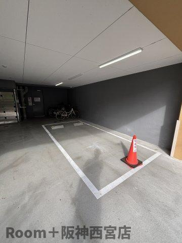 セレニテ甲子園プリエの駐車場