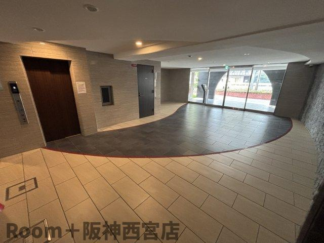 セレニテ甲子園プリエのロビー